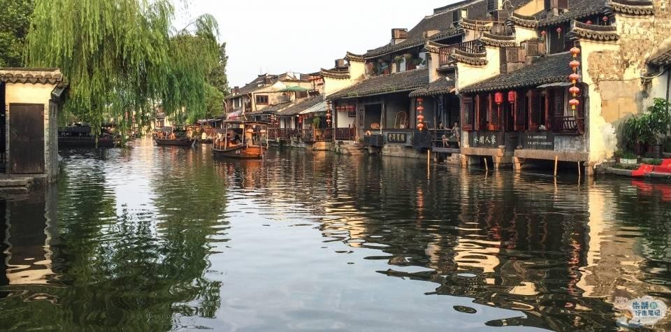 华美之下的危机:绚烂花朵与蝴蝶、圣诞节灯罩和黑白狼侵权隐患
